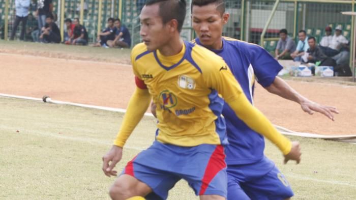 Pelatih Luis Milla mencontohkan operan kepada pemainnya. Copyright: Â© Herry Ibrahim/INDOSPORT